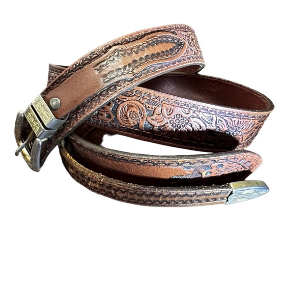 NOCONA BRAND BEAUTIFUL LEATHER TOOLED FLORAL BELT WITH DOUBLE MEDAL BELT LOOP - Picture 2 of 11